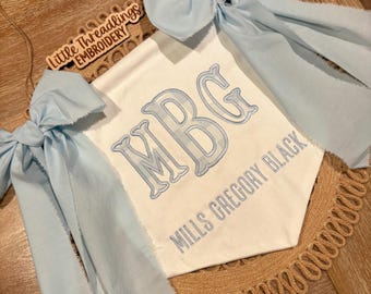 Striscione con nome per neonato / Striscione personalizzato con nome per neonato / Regalo per baby shower / Striscione ricamato personalizzato con motivo a quadretti blu per ospedale / Asilo nido