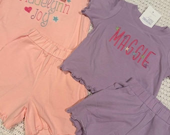 Completo corto monogrammato per bambina / Completo corto ricamato con bordo arricciato per bambina / Completo primaverile ed estivo personalizzato per bambina