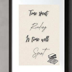 Może przedstawiać: Czarno-biały wydruk typograficzny z tekstem "Time spent reading is time well spent" i rysunkiem stosu książek.