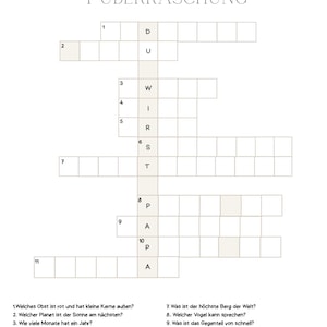 Könnte beinhalten: Ein weißes Blatt Papier mit einem Kreuzworträtsel. Der Titel lautet "11 FRAGEN & 1 ÜBERRASCHUNG". Das Rätsel hat nummerierte Fragen und Antwortfelder, einige Buchstaben sind bereits eingetragen.
