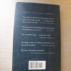 Puede incluir: Un libro de tapa dura azul oscuro con texto que elogia a Peggy Noonan. La contraportada incluye citas de varias publicaciones, junto con el ISBN y el c&oacute;digo de barras del libro.