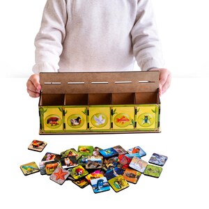 Montessori Tiersortierbox – Klassifikationsspiel aus Holz mit 40 Token und 4 Lottokarten – Spielend verschiedene Tierarten lernen