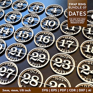 Pode incluir: Uma coleção de anéis de data de madeira cortados a laser, com meses e anos de 2010 a 2034. Cada anel é circular com uma borda decorativa, mostrando claramente o mês e o ano. O texto "SWAP RING BUNDLE 07 DATES" também é visível.
