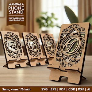Pode incluir: Quatro suportes de telefone de madeira com designs intrincados de mandalas e uma letra gravada no centro. Os suportes são feitos de madeira de 3 mm, 4 mm ou 1/8 de polegada. O texto "MANDALA PHONE STAND CUSTOMIZE FONTS NAME ENGRAVING" está na parte superior da imagem. O texto "SVG | EPS | PDF | CDR | DXF | AI" está na parte inferior da imagem.