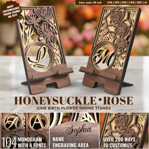 Könnte beinhalten: Zwei Handyhalter aus Holz mit floralen und Monogramm-Designs. Die Ständer sind braun mit hellen Holzakzenten und einem schwarzen Sockel. Der Text lautet "HONEYSUCKLE ROSE JUNE BIRTH FLOWER PHONE STANDS". Anpassbar.
