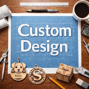Può includere: Un tavolo di legno mostra un progetto con il testo "Custom Design", circondato da strumenti di progettazione, una tazza di caffè e ornamenti decorativi in legno. Un ornamento ha la forma di un cane con il nome "Milo".
