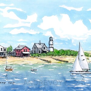 Peut inclure: Aquarelle représentant un phare sur une plage avec des maisons et un voilier dans l'eau. Le ciel est bleu avec des nuages blancs. Le texte "CAPE COD" est écrit en bas de la peinture.