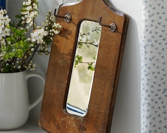 Espejo antiguo con marco de madera y ganchos, espejo de estilo antiguo.