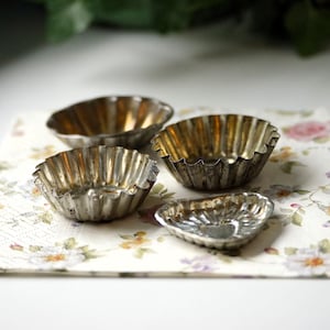 4 Vintage Baking Forms, Old Cooking Molds, Metal Baking Tins