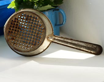 Vecchio colino da zuppa arrugginito proveniente dalla Cecoslovacchia, scolapasta vintage prodotto da Dilo