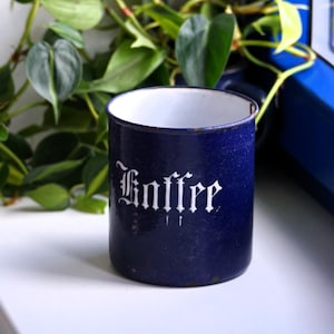 Gammal emaljburk, vintage mörkblå emaljerad metallkanna Kaffee