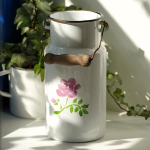 Vintage Emaille Milchkännchen, weißes emailliertes Metallkännchen mit Rose