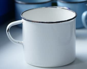大きな古いホーローカップ、ヴィンテージの白いホーロー製ミルクポット