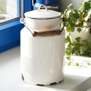 Altes Emaille Milchkännchen, Vintage weiße emaillierte Metallkanne