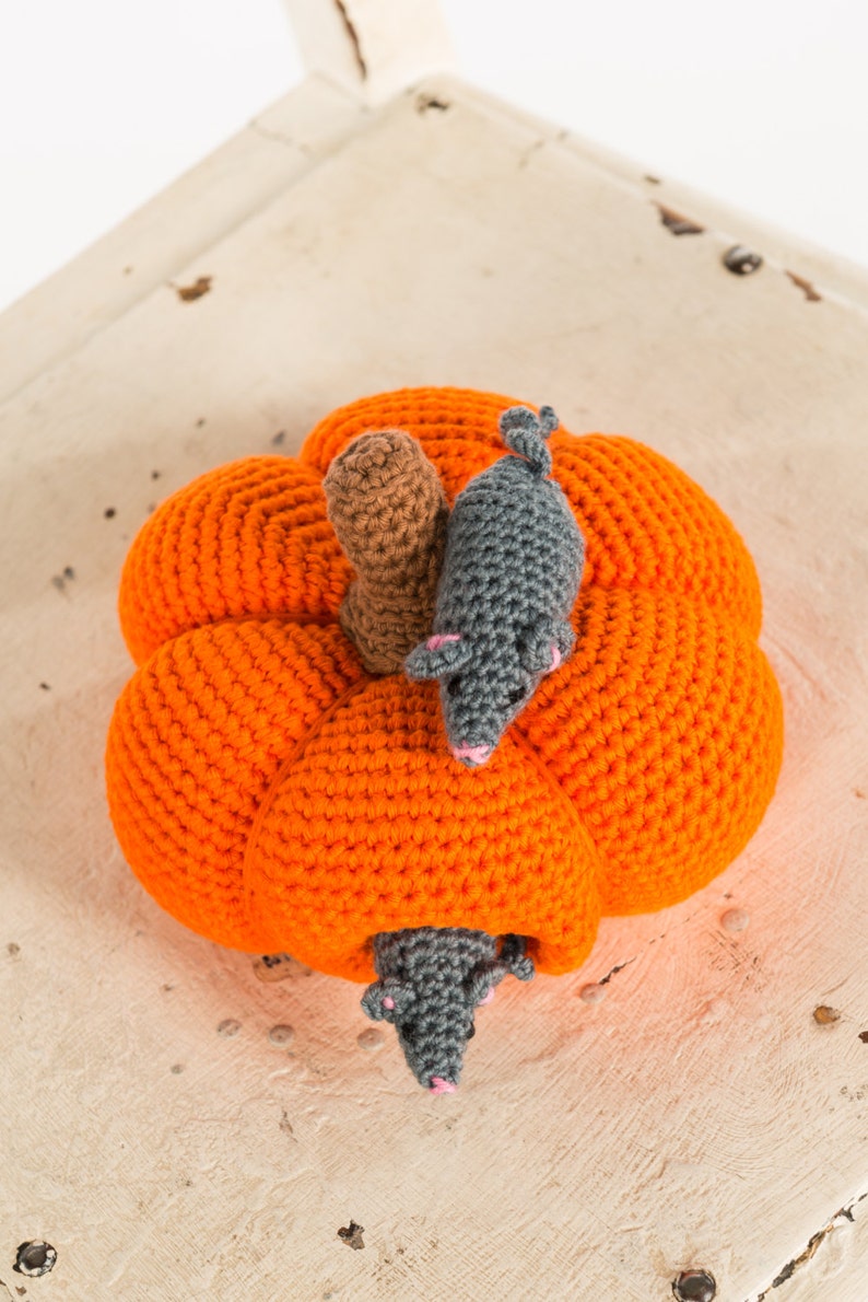 Crochet pattern : Mommy mouse and little mouse and their pumpkin house image 3