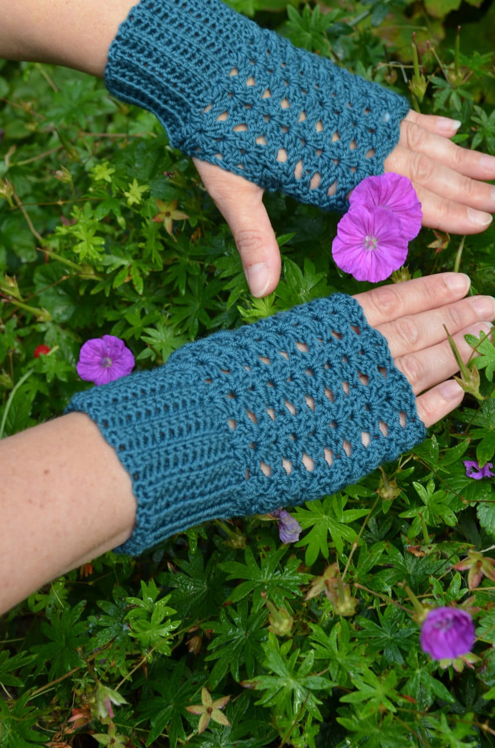 Crochet Pattern Ladies Fingerless Mittens With Lovely Shell Etsy