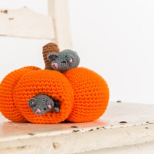 Crochet pattern : Mommy mouse and little mouse and their pumpkin house image 2