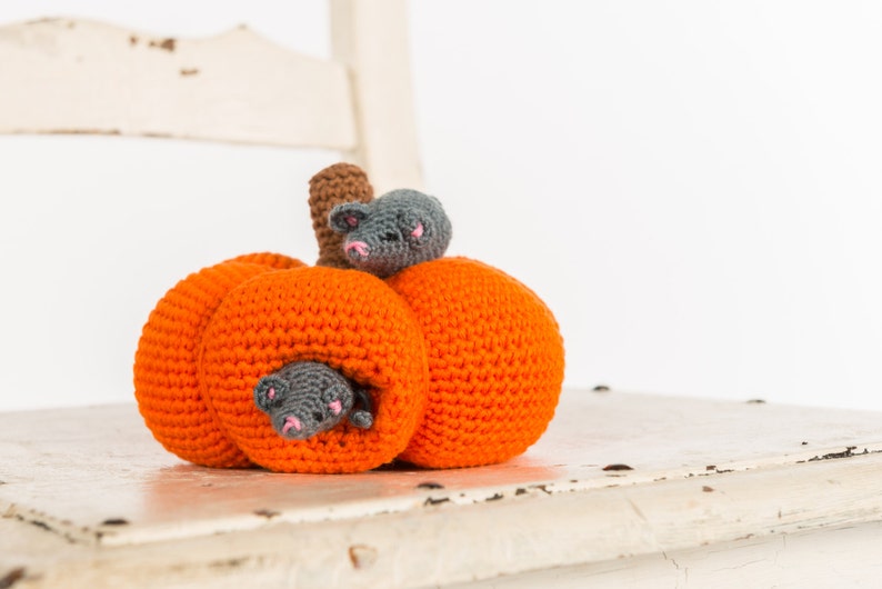 Crochet pattern : Mommy mouse and little mouse and their pumpkin house image 2