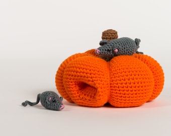 Crochet pattern : Mommy mouse and little mouse and their pumpkin house
