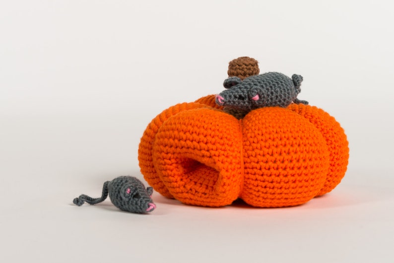 Crochet pattern : Mommy mouse and little mouse and their pumpkin house image 1