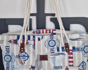 Bolsa de praia, feita a mão. com alças em couro verdadeiro. Bolsos exteriores com fecho.