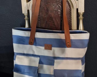 Bolsa de praia Náutica artesanal, feita a mão. com alças em couro verdadeiro. Bolsos exteriores com fecho.