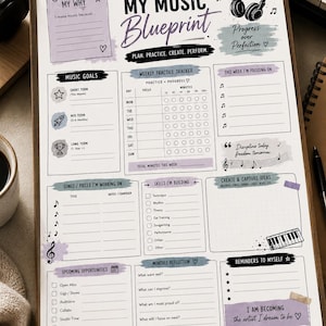Op de afbeelding: Een muziekplanner in een houten frame, getiteld "My Music Blueprint". Het bevat secties voor het bijhouden van oefeningen, muziekdoelen en aankomende mogelijkheden. Het ontwerp bevat muzieknoten, een piano en een koptelefoon.