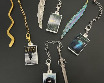 Marcapáginas personalizado con forma de libro: pluma, espada o garabato - Mini libro personalizado