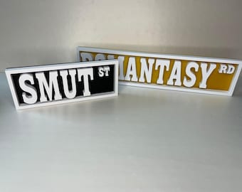 Letreros decorativos con temática literaria para estanterías: letreros personalizados impresos en 3D con diferentes géneros literarios para tu biblioteca.
