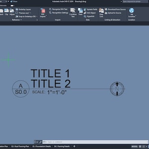 Puede incluir: Un dibujo en blanco y negro de una brújula con la letra "N" para el norte en el centro. El dibujo está sobre un fondo azul con el texto "TITLE 1" y "TITLE 2" encima. El texto "SCALE: 1"=1'-0" está debajo de la brújula.