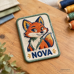 Puede incluir: Un parche bordado rectangular que presenta un zorro estilizado de color naranja y blanco con detalles en azul. El parche tiene un fondo color crema, un borde verde y el nombre NOVA bordado en letras azules negritas con pequeños detalles amarillos.