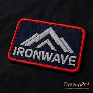 Puede incluir: Un parche rectangular bordado con fondo azul oscuro y borde rojo brillante. El diseño presenta un gráfico de pico de montaña plateado estilizado sobre la palabra IRONWAVE en letras mayúsculas plateadas, negritas y sin remates.