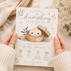 Puede incluir: Una tarjeta de invitación para baby shower blanca con una ilustración de un dumpling en una vaporera de bambú. El texto dice A LITTLE DUMPLING IS ON THE WAY, PLEASE JOIN US FOR A baby shower, con secciones para fecha, hora, lugar y detalles de RSVP.