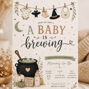 Può includere: Un invito per baby shower con un filo da bucato che mostra un body, un pipistrello, calzini, un cappello da strega e un bavaglino. Sotto, un calderone nero con cucchiaio di legno, zucche e un biberon. Testo: A BABY IS BREWING, Mommy-to-Be, 26 ottobre.