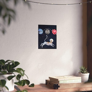 Kosmische Katze Vertikales Poster, Weltraumkunst Druck, Katzenliebhaber Dekor, Schlafzimmer Wandkunst, Geschenk für Katzenbesitzer, Astronauten Katzen Kunst