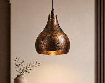 Handgemaakte hanglamp van gehamerd koper, moderne hanglamp voor boven een keukeneiland.