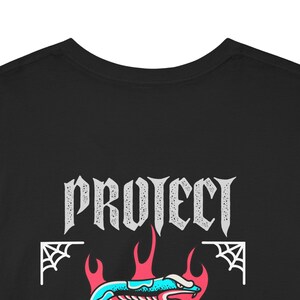 Puede incluir: Camiseta negra con un gr&aacute;fico blanco de la palabra "PROJECT" en una fuente g&oacute;tica. El gr&aacute;fico est&aacute; rodeado de llamas y telara&ntilde;as.