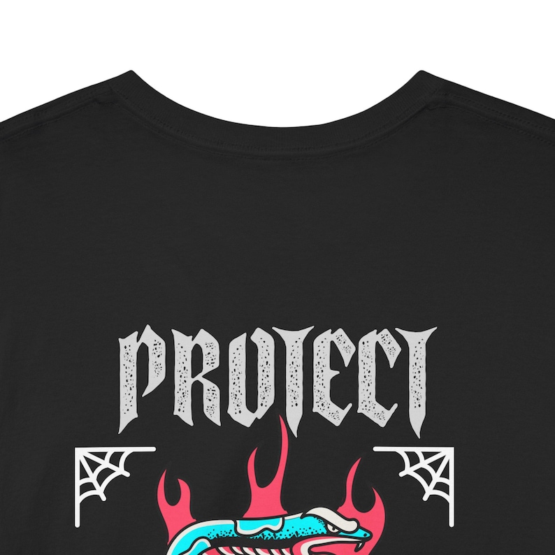 Puede incluir: Camiseta negra con un gr&aacute;fico blanco de la palabra "PROJECT" en una fuente g&oacute;tica. El gr&aacute;fico est&aacute; rodeado de llamas y telara&ntilde;as.