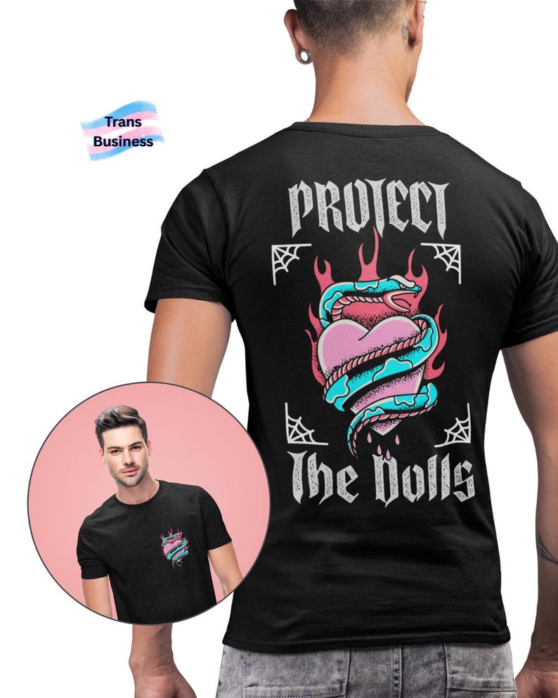 Puede incluir: Camiseta negra con un gr&aacute;fico de un coraz&oacute;n atravesado por una serpiente con llamas y el texto "Protect the Dolls".