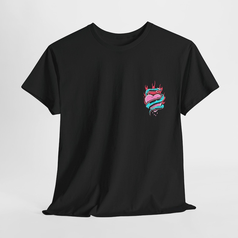 Puede incluir: Camiseta negra con un gr&aacute;fico de un coraz&oacute;n rosa envuelto en una serpiente azul con llamas rojas.