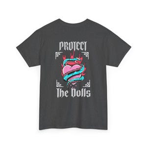 Puede incluir: Una camiseta gris oscuro con un estampado gr&aacute;fico de un coraz&oacute;n con una serpiente enroscada a su alrededor, llamas detr&aacute;s del coraz&oacute;n y el texto "PROTECT THE DOLLS" en blanco.