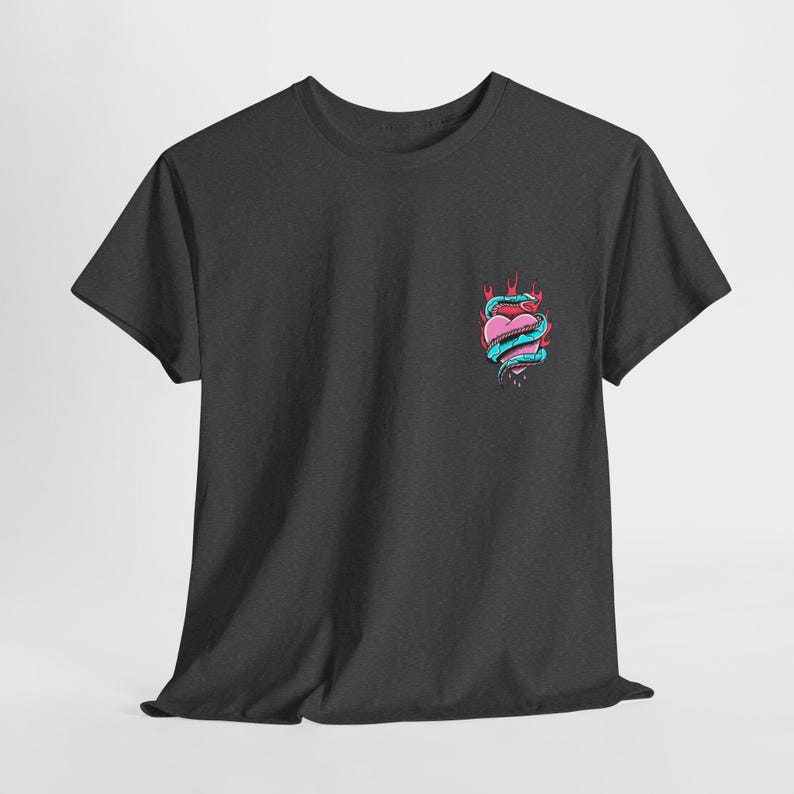 Puede incluir: Una camiseta gris oscuro con un gr&aacute;fico de un coraz&oacute;n rosa envuelto en una serpiente azul con llamas rojas sobre un fondo negro.