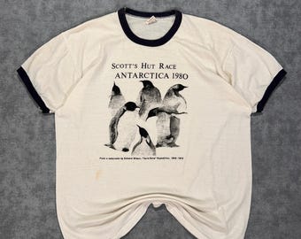 Maglietta vintage da uomo taglia L con grafica retrò "Russell Scotts Hut Race Antartica Penguins" di Edward Wilson, 1980.