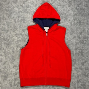 Puede incluir: Un chaleco rojo brillante sin mangas con capucha, que cuenta con una cremallera frontal completa, un forro interior azul oscuro y cordones rojos a juego. La prenda incluye una etiqueta blanca de la marca Pendleton en el cuello.