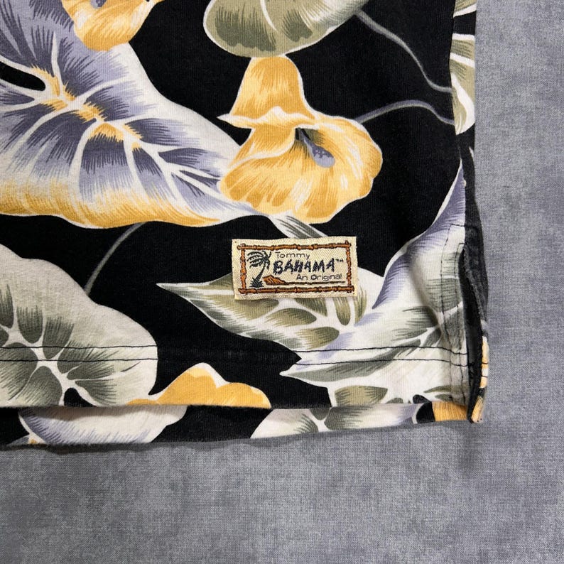 Camisa polo floral Tommy Bahama de los años 90, ideal para estar en casa durante las vacaciones de verano, talla M para hombre. imagen 3