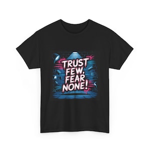 Könnte beinhalten: Schwarzes T-Shirt mit einem grafischen Design mit dem Text "TRUST FEW, FEAR NONE!" in Pink und Weiß. Das Design beinhaltet eine stilisierte urbane Szene mit blauen und rosa Akzenten.