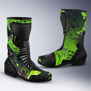 Peut inclure: Paire de bottes de moto noires et vertes. Les bottes présentent un motif de serpent sur l'orteil et un design éclaboussé vert. Les bottes ont une tige haute et sont faites d'un matériau durable.