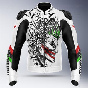Pode incluir: Casaco de motociclista branco com detalhes em preto e vermelho, apresentando um gráfico do Joker. O casaco tem proteções de ombro pretas, mangas pretas e a palavra "RIVALION" impressa nas mangas. O Joker tem cabelo verde e um sorriso vermelho.