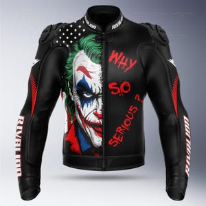 Peut inclure: Veste de moto en cuir noir avec un motif Joker. La veste présente un portrait en demi-visage du Joker avec des cheveux verts, des lèvres rouges et du maquillage bleu. Les mots "WHY SO SERIOUS?" sont écrits sur le côté droit.