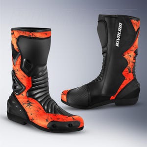 Könnte beinhalten: Schwarze und orangefarbene Motorradstiefel mit dem Wort "RIVALION" auf der Seite. Die Stiefel haben ein strukturiertes Design mit orangefarbenen Akzenten und einer schwarzen Basis. Sie sind für Schutz und Stil konzipiert.